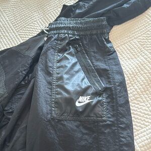 NIKE WOMANS TRACKSUIT